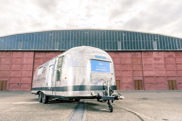 Hörtrailer vor Werkshalle